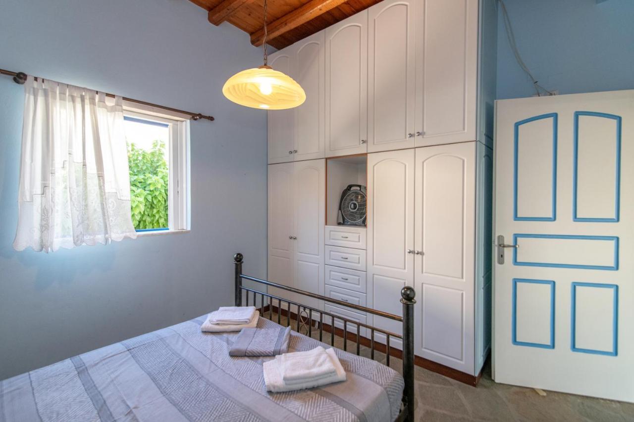 Traditional House By The Sea Istérnia Buitenkant foto
